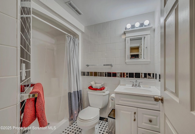 1017 Willow St Unit L14-15, Scranton, PA 18505 - full bath featuring tile walls, vanity, and a shower with shower curtain