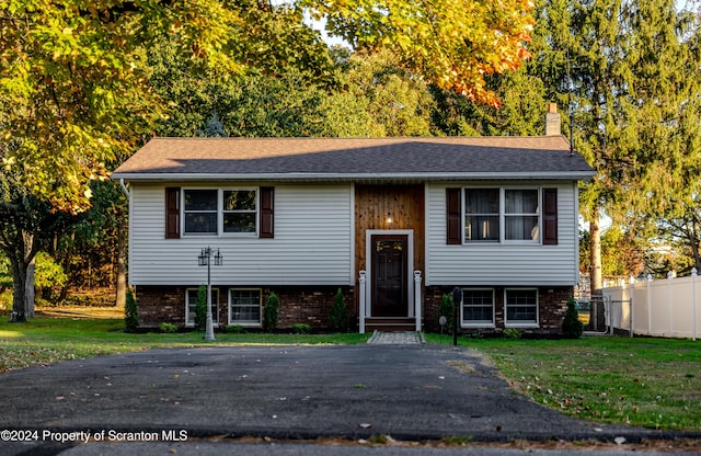 bi-level home featuring a front yard