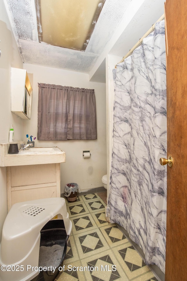 full bath with tile patterned floors, a shower with shower curtain, toilet, and vanity