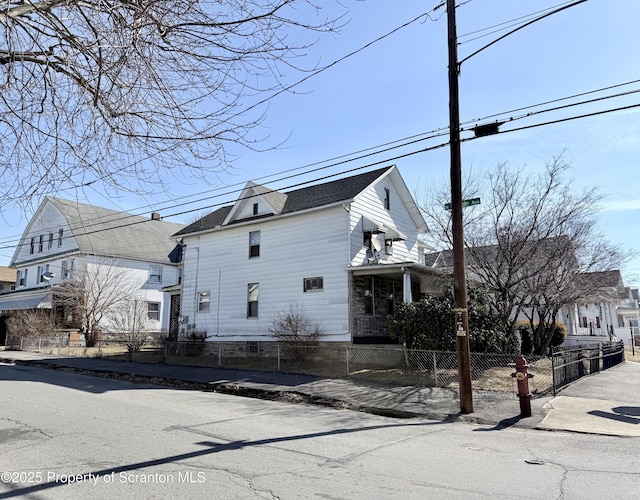 view of front of house featuring a fenced front yard