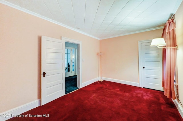 unfurnished room featuring crown molding and carpet flooring