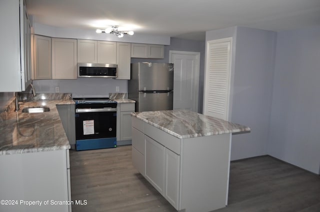 kitchen featuring a center island, sink, gray cabinets, appliances with stainless steel finishes, and dark hardwood / wood-style flooring