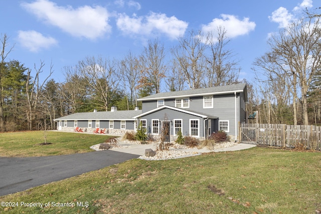 view of front of home featuring a front lawn