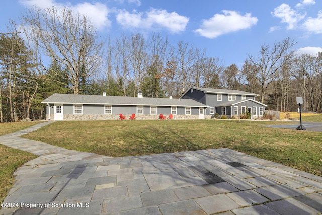 view of front facade featuring a front yard