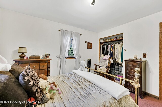 bedroom featuring carpet floors and a closet