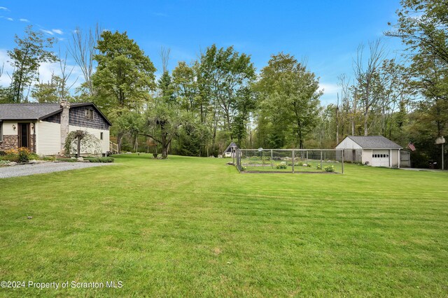 view of yard featuring an outbuilding