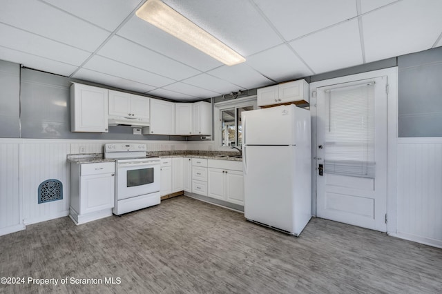 kitchen featuring white cabinetry, sink, light hardwood / wood-style floors, white appliances, and a paneled ceiling