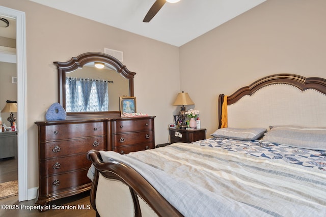 bedroom with ceiling fan