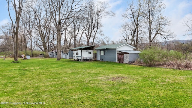 view of yard with an outbuilding