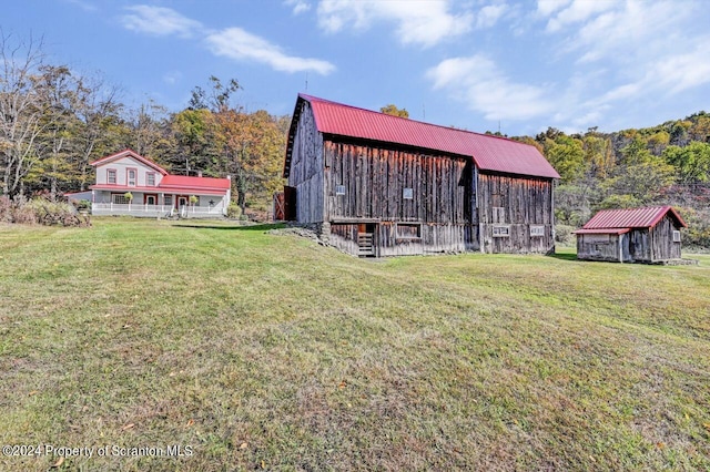 view of yard featuring an outdoor structure