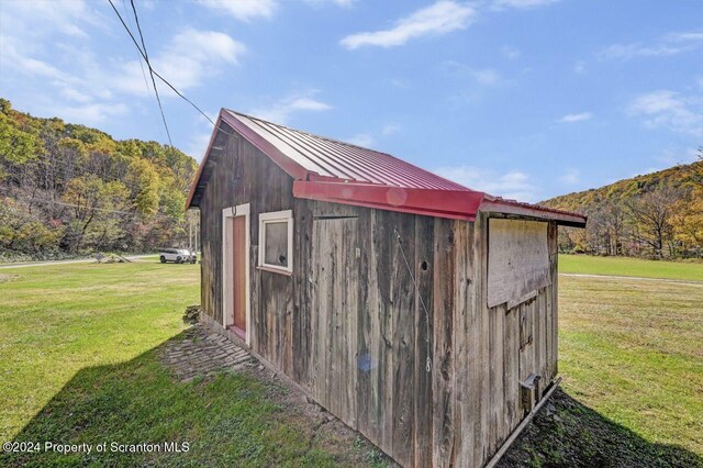 view of outdoor structure with a yard