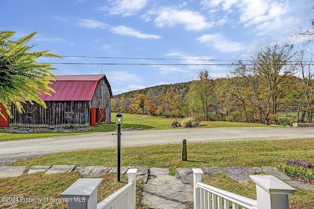 view of yard featuring an outbuilding