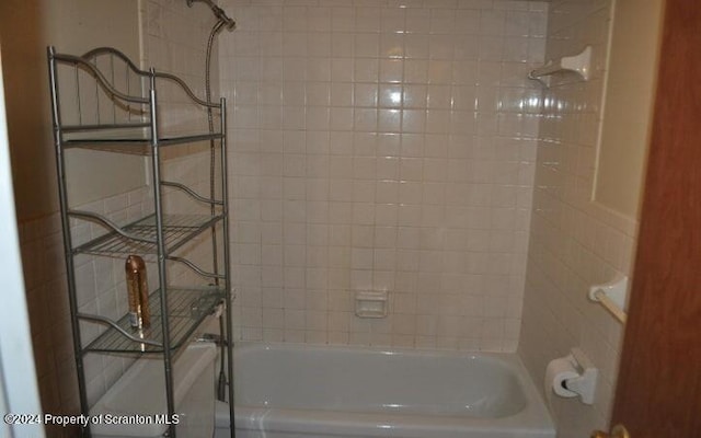 bathroom featuring tiled shower / bath