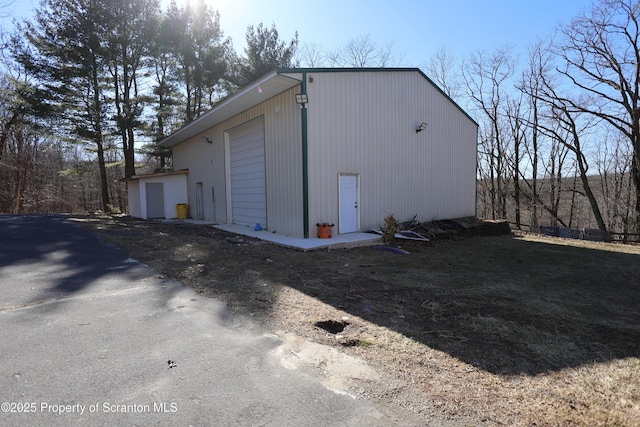 view of outdoor structure with an outbuilding