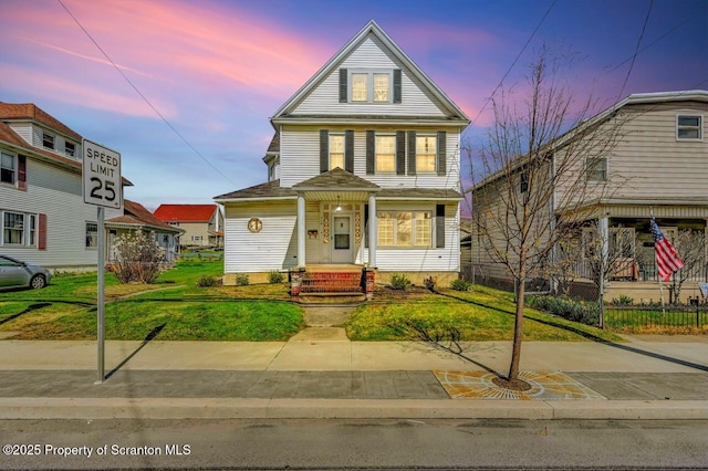 traditional style home featuring a front lawn