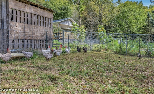 view of yard with an outbuilding