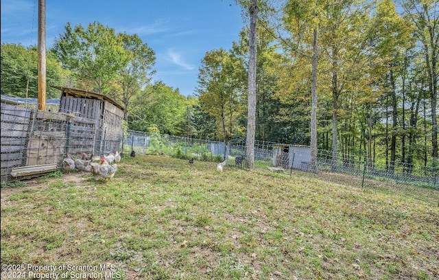 view of yard featuring an outdoor structure