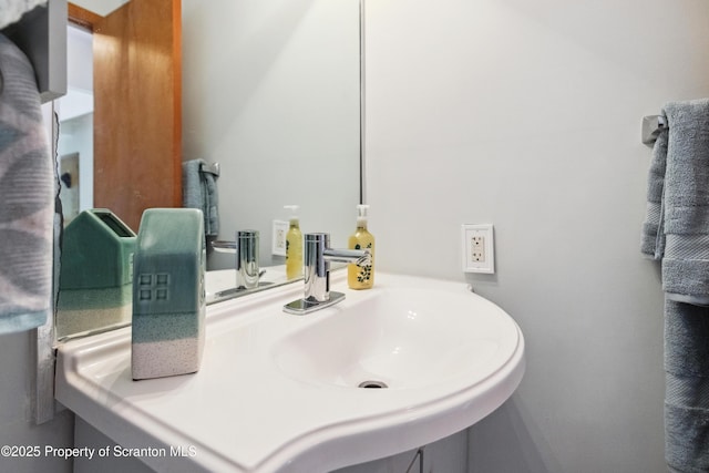 bathroom featuring a sink