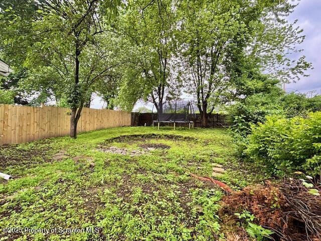 286 Meridian Ave, Scranton, PA 18504 - fenced backyard featuring a trampoline