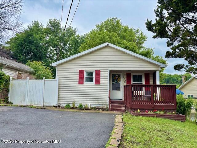 286 Meridian Ave, Scranton, PA 18504 - bungalow-style house with a porch