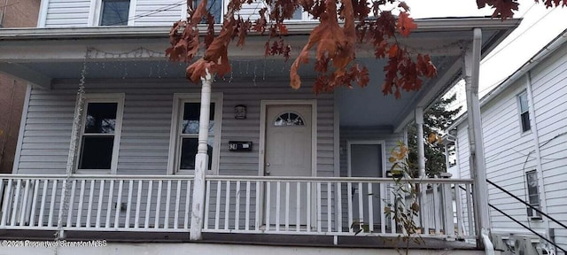 property entrance featuring a porch