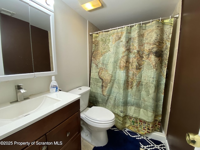 full bath with a shower with shower curtain, vanity, and toilet