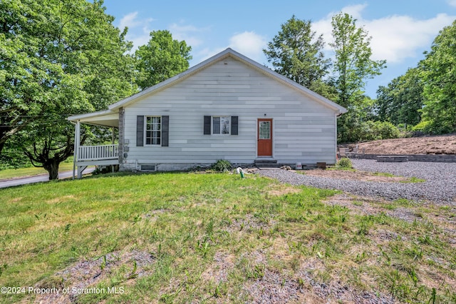 view of front of home featuring a front yard