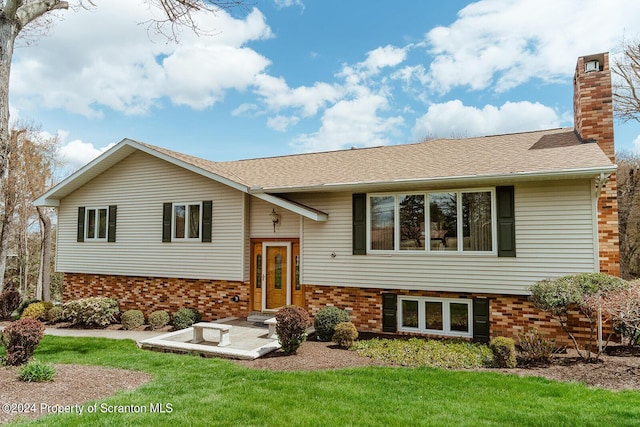 split foyer home with a front yard