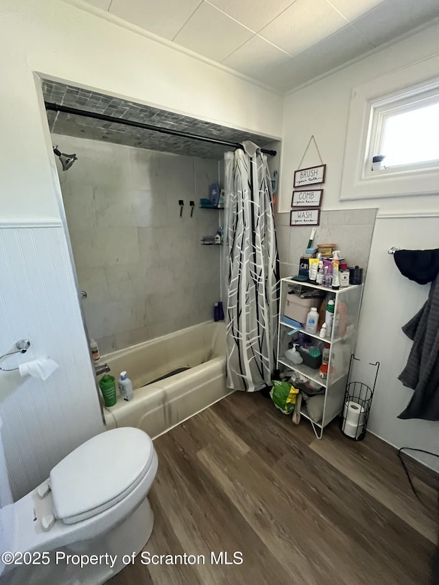 717719 Cedar Ave, Scranton, PA 18505 - full bath with shower / bath combo, wood finished floors, toilet, and a wainscoted wall