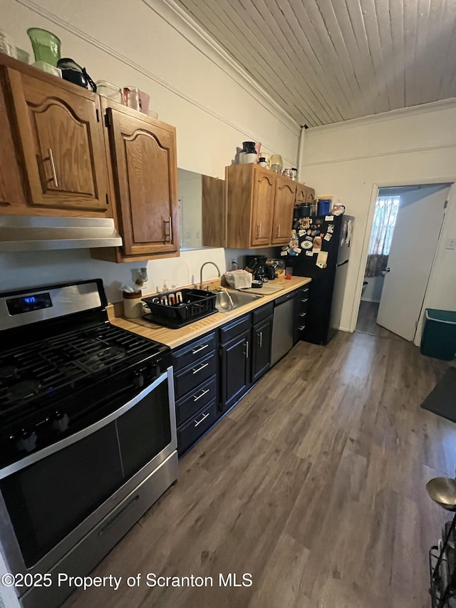 717719 Cedar Ave, Scranton, PA 18505 - kitchen featuring stainless steel appliances, under cabinet range hood, a sink, wood finished floors, and light countertops