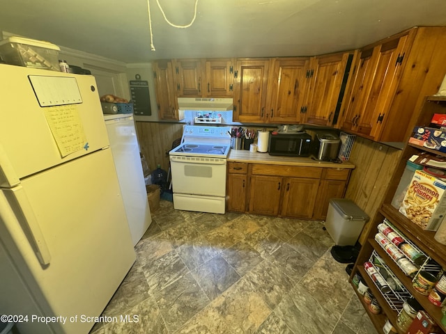 kitchen with crown molding and white appliances