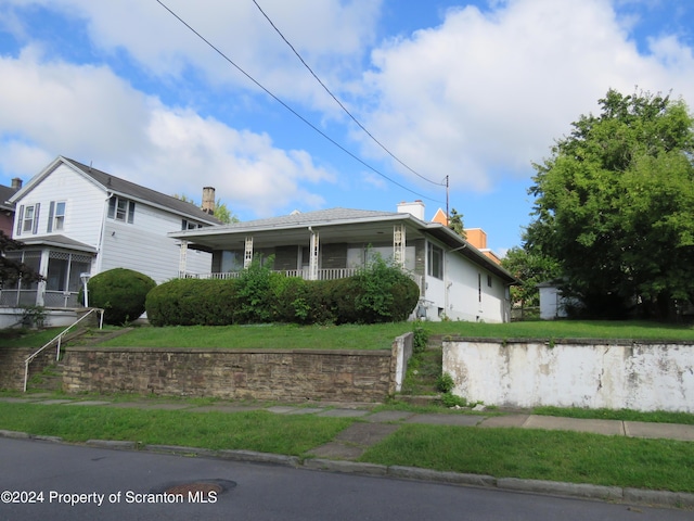 view of front of home with a front lawn