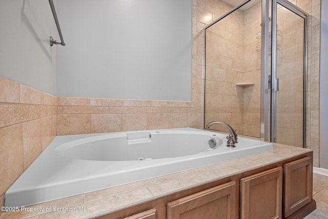2103 Robinson Close, Moosic, PA 18507 - bathroom featuring a jetted tub