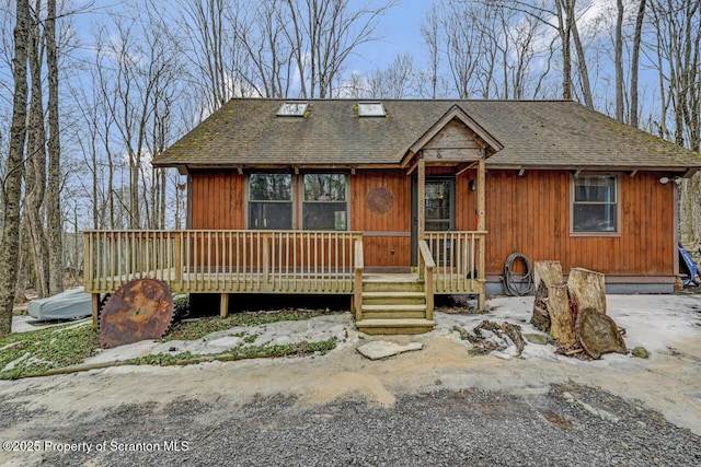 rustic home featuring a shingled roof