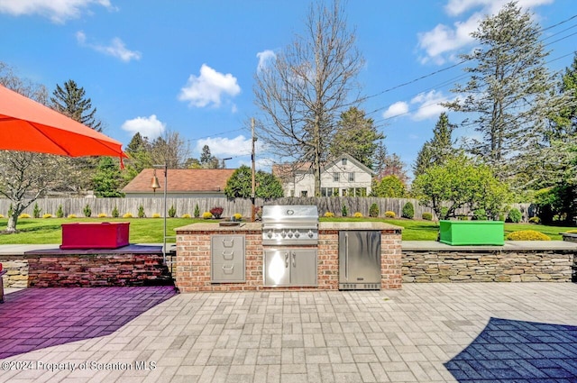 view of patio / terrace featuring an outdoor kitchen and grilling area