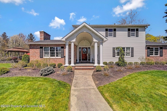 view of front of house featuring a front lawn