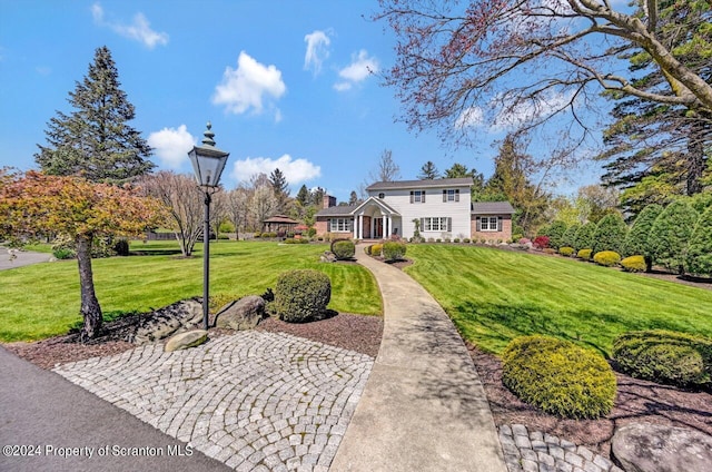 view of front of house featuring a front lawn