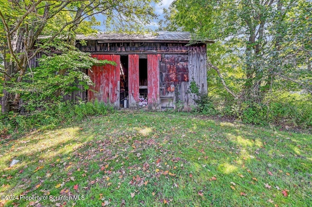 view of outdoor structure with a yard