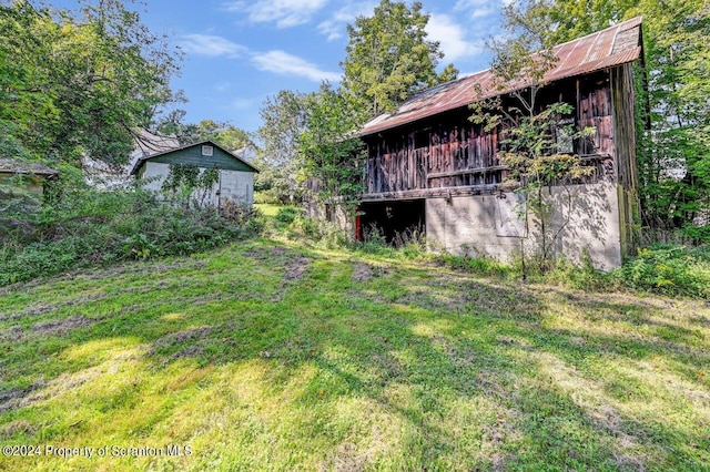 view of yard with an outdoor structure