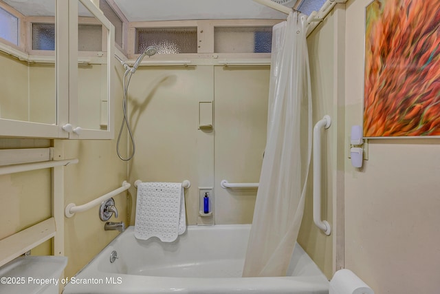 837 Old State Rd, Waverly Twp, PA 18411 - bathroom featuring shower / bath combo with shower curtain