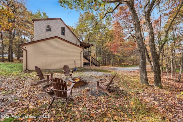 view of yard with a fire pit