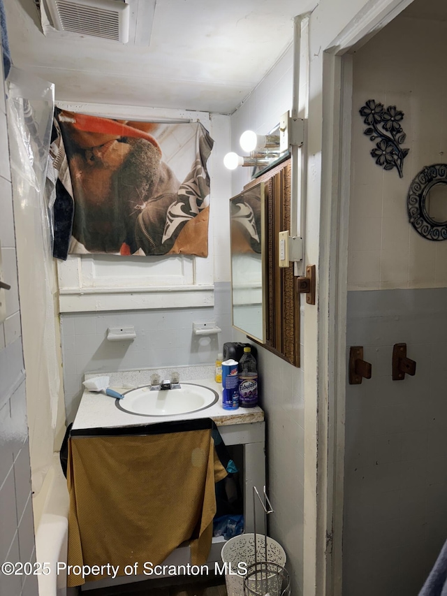 full bath featuring curtained shower, visible vents, and vanity