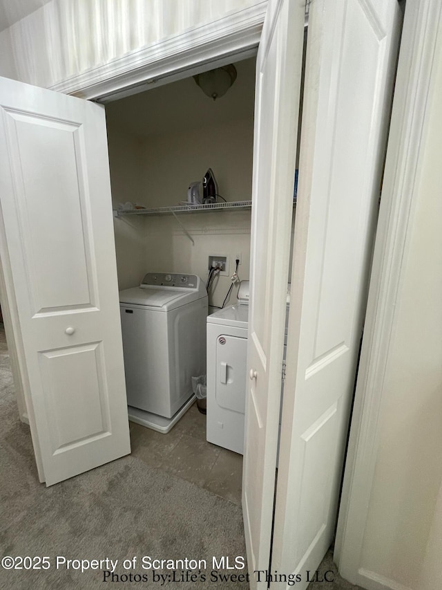 525 Poppy Ln, Moosic, PA 18507 - laundry area featuring washing machine and clothes dryer and carpet floors