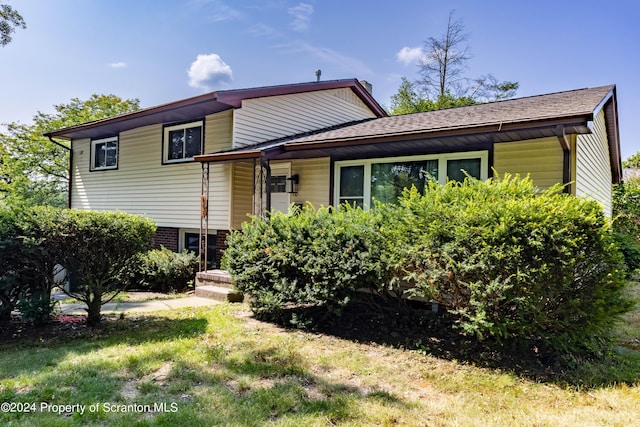 tri-level home featuring a front yard