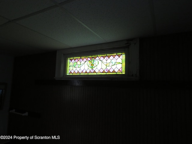 room details featuring a drop ceiling