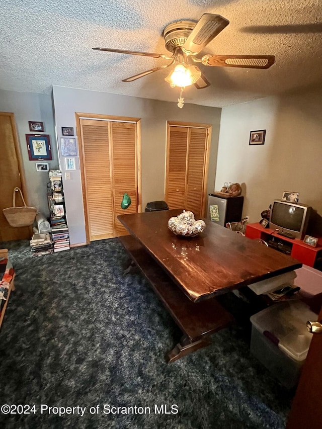 dining area featuring ceiling fan, carpet floors, and a textured ceiling