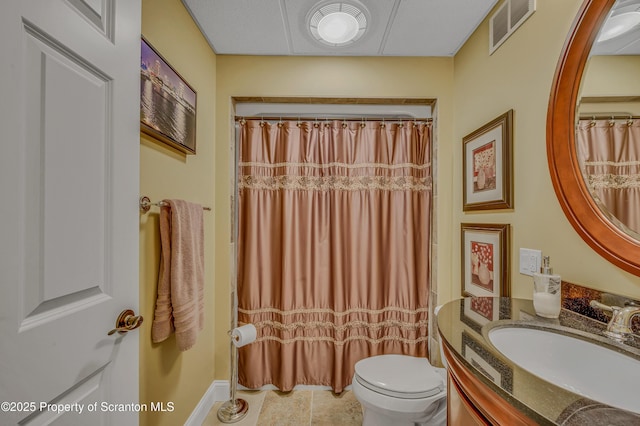 full bathroom featuring a shower with shower curtain, vanity, visible vents, and toilet