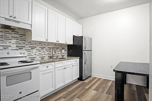 kitchen with white electric stove, decorative backsplash, under cabinet range hood, white cabinetry, and a sink