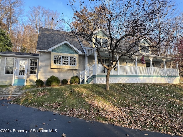 view of front of home featuring a front lawn and covered porch