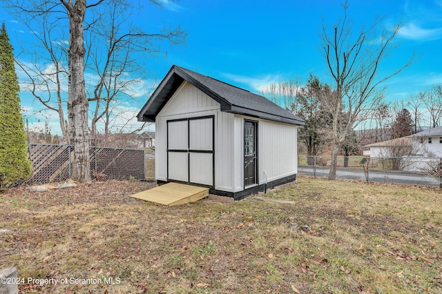 view of outdoor structure featuring a yard